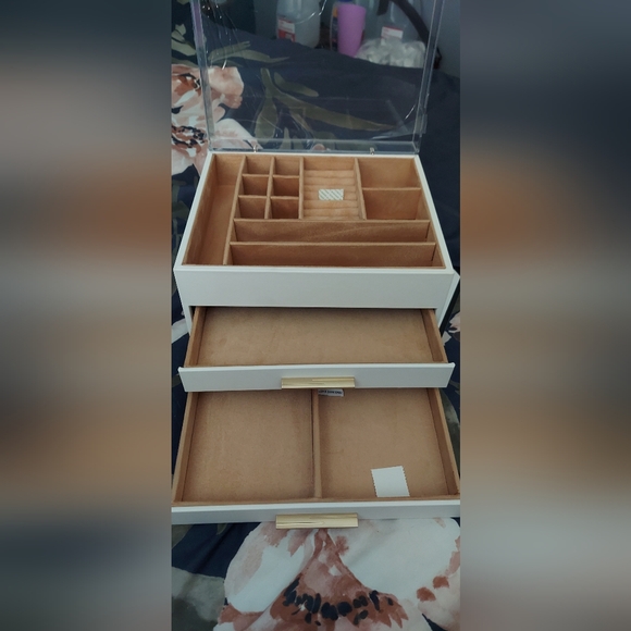 Elegant Jewelry Organizer with Gold Accents - Picture 3 of 8